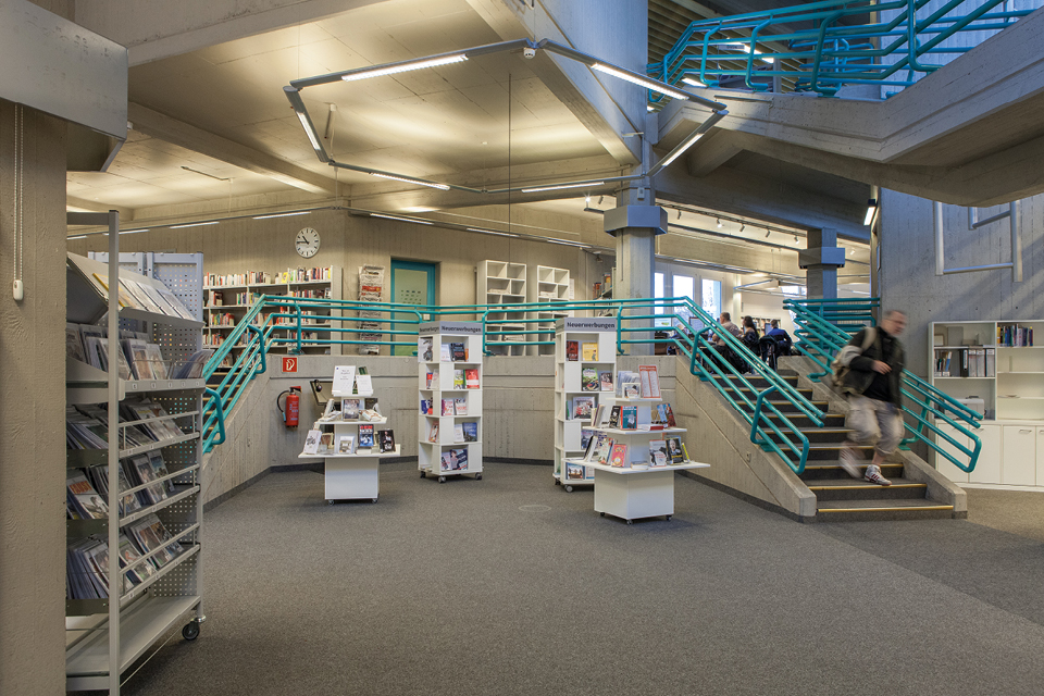 Open galleries and levels of the previous district library in Götzstraße. © Amelie Losier