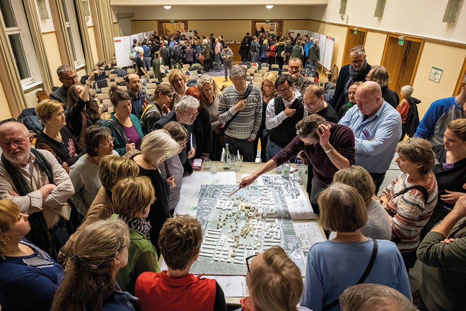 Das städtebaulich-freiraumplanerische Konzept für die neue Mitte wird im Dialog
mit der Öffentlichkeit und lokalen Akteuren erarbeitet. ©Till Budde