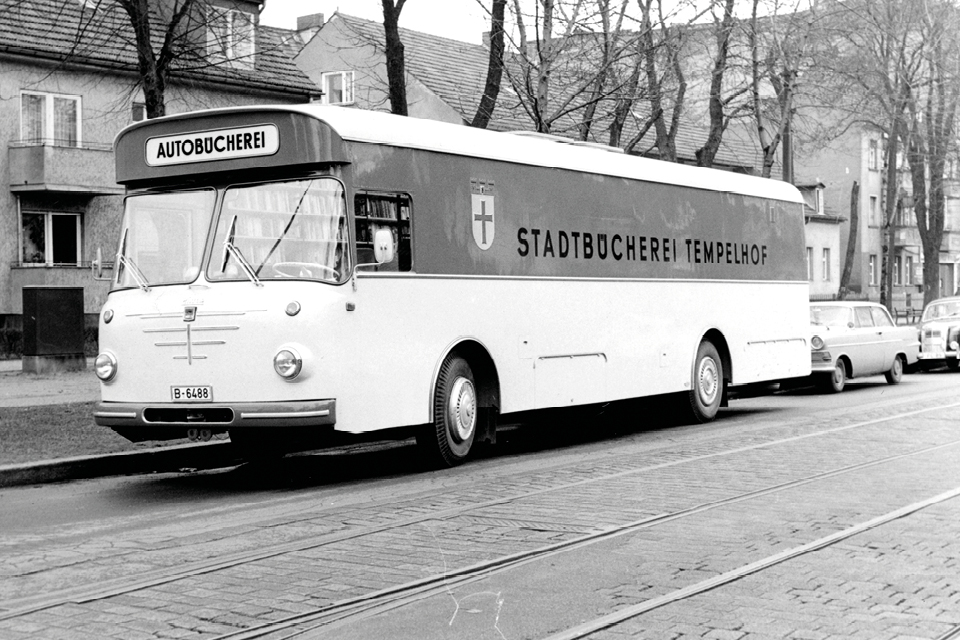 Der historische Bücherbus brachte die Bücher auf die Straße. Noch heute fährt er – nur in modern! © Museen Tempelhof-Schöneberg/Archiv