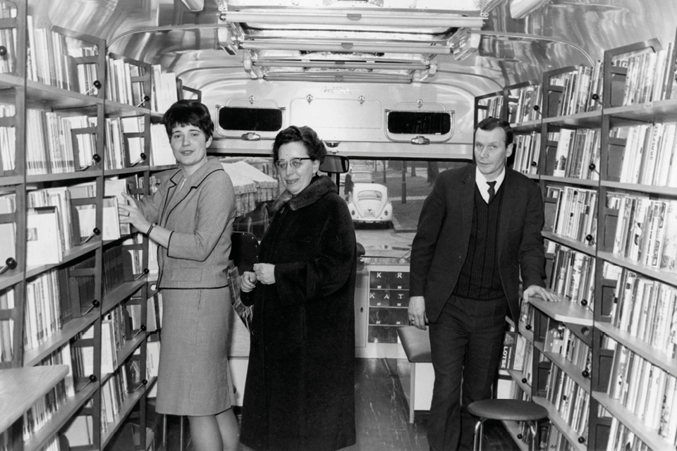 Ab 1967 fährt der Bücherbus durch den Bezirk Tempelhof. © Museen Tempelhof-Schöneberg/Archiv
