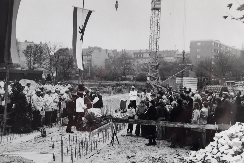 1975 erfolgte die Grundsteinlegung für den Bau der Bezirkszentralbibliothek an der Götzstraße. © Museen Tempelhof-Schöneberg/Archiv Eberhardt Kirsch