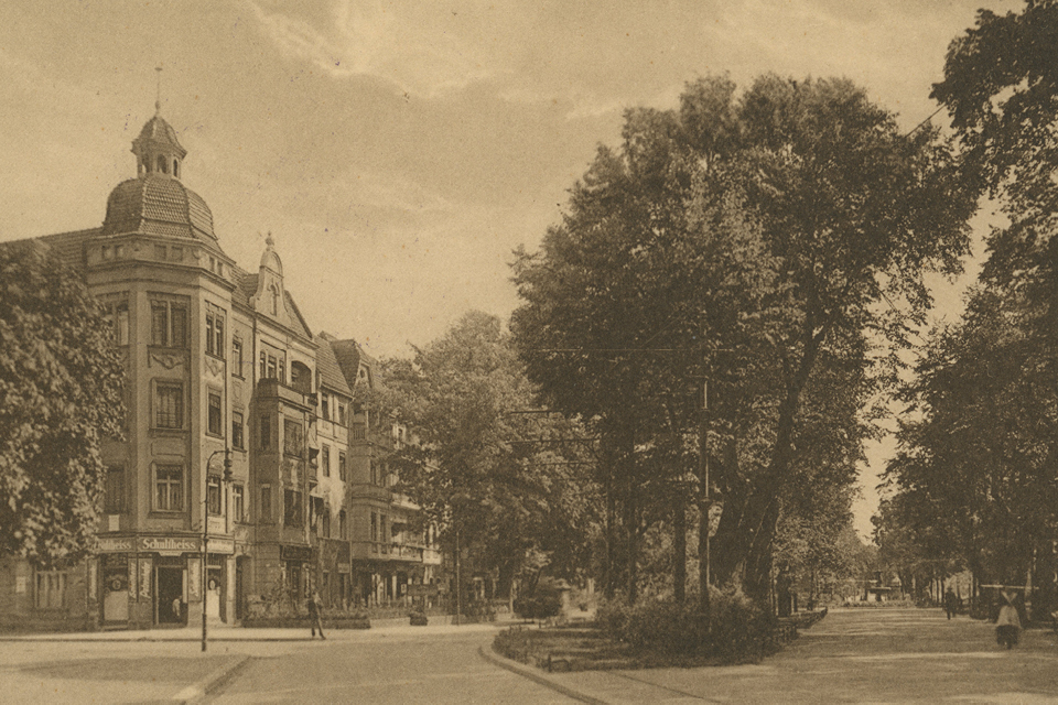 Eine Postkarte aus dem Jahr 1926 zeigt den Dorfanger mit prächtigen Jugendstilbauten. © Museen Tempelhof-Schöneberg/Archiv Kunstverlag J. Goldiner