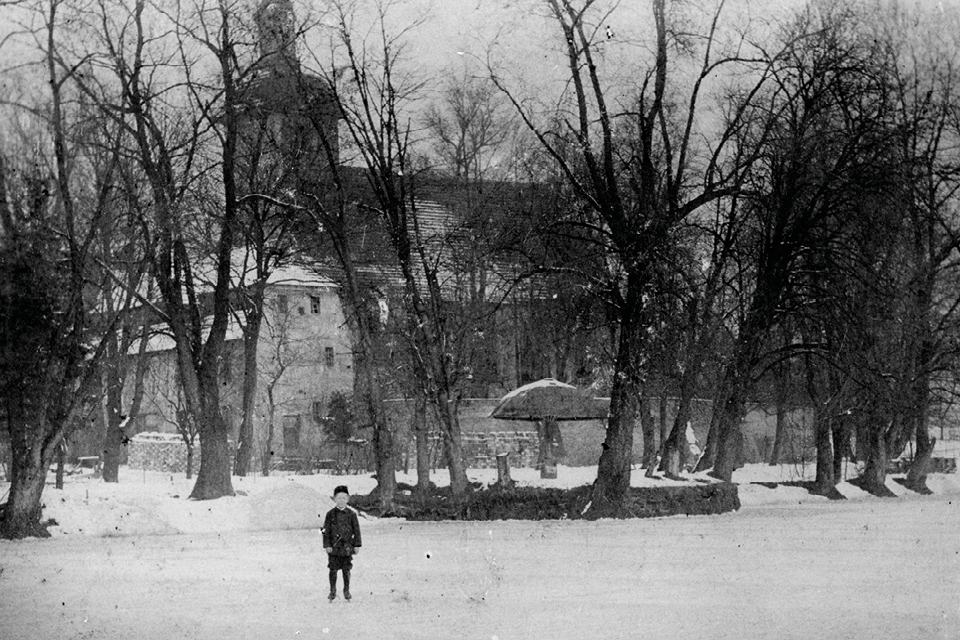 Die rundliche Ausbuchtung in den Klarensee mit dem Pilz-Pavillon ist historisch bereits lange nachgewiesen wie diese Fotografie von 1895 zeigt. © Museen Tempelhof-Schöneberg/Archiv