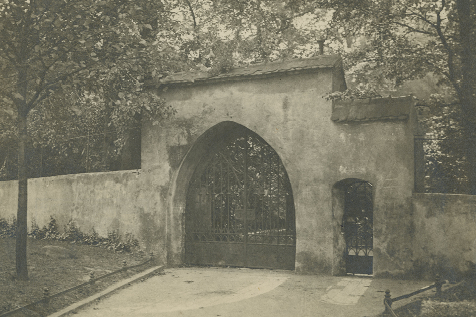 Die Dorfkirche und der Kirchhof sind von einer Mauer mit Eingangstor umgeben, hier auf einem Bild von 1930. © Museen Tempelhof-Schöneberg/Archiv