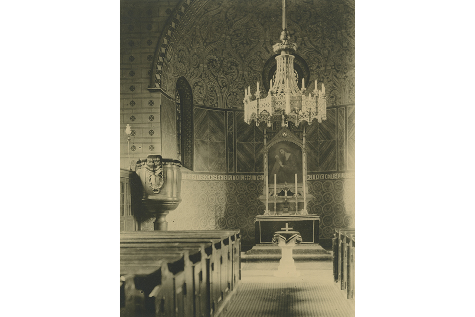 Das Bild zeigt den Blick in den Altarraum der Dorfkirche um 1920, vor ihrer Zerstörung im Zweiten Weltkrieg. © Museen Tempelhof-Schöneberg/Archiv / Egon Wegert