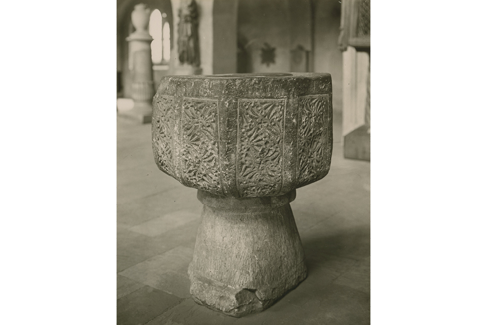 Der mittelalterliche Taufstein der Dorfkirche Tempelhof, hier ein Foto von 1925, kann heute im Märkischen Museum besichtigt werden. © Museen Tempelhof-Schöneberg/Archiv / Werner Köhler