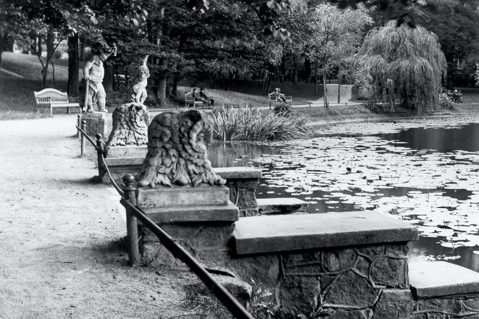 Bis 1930 standen rund um den Klarensee Engelsskulpturen und barocke Eulenköpfe. © Museen Tempelhof-Schöneberg/Archiv, Foto: Georg Lehmann