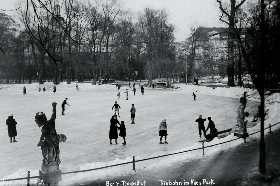 Auch im Winter wurde der Klarensee zahlreich zum Eislaufen genutzt. © Museen Tempelhof-Schöneberg/Archiv