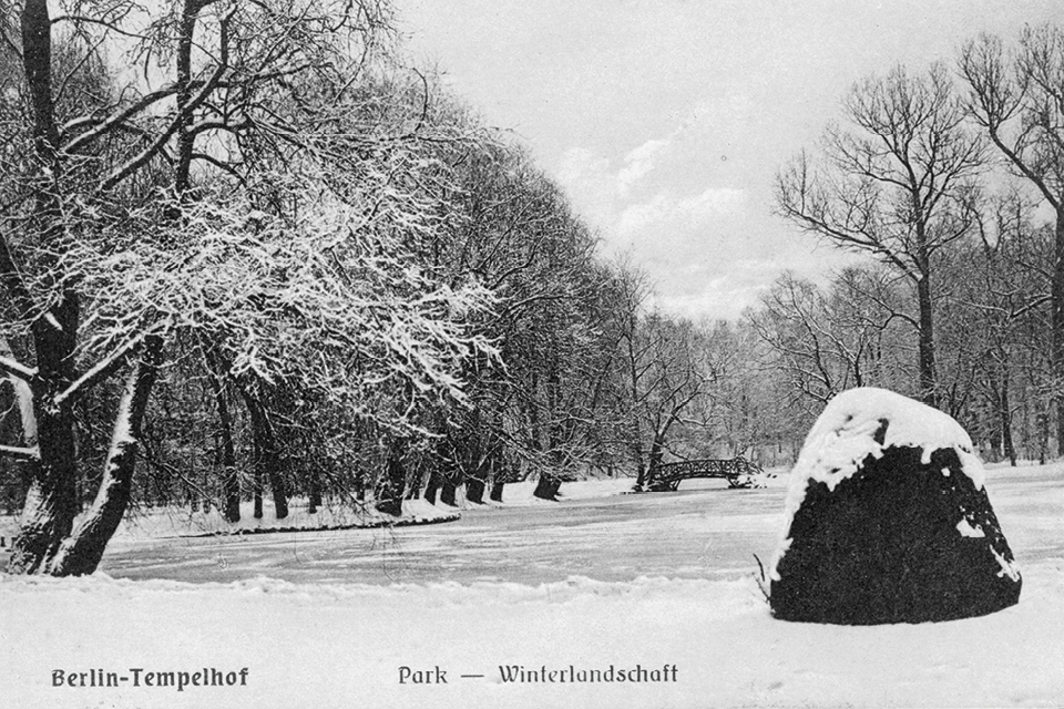 Die winterliche Idylle im alten Park als Postkarte von 1917. © Museen Tempelhof-Schöneberg/Archiv Postkarte: Kunstverlag J. Goldiner