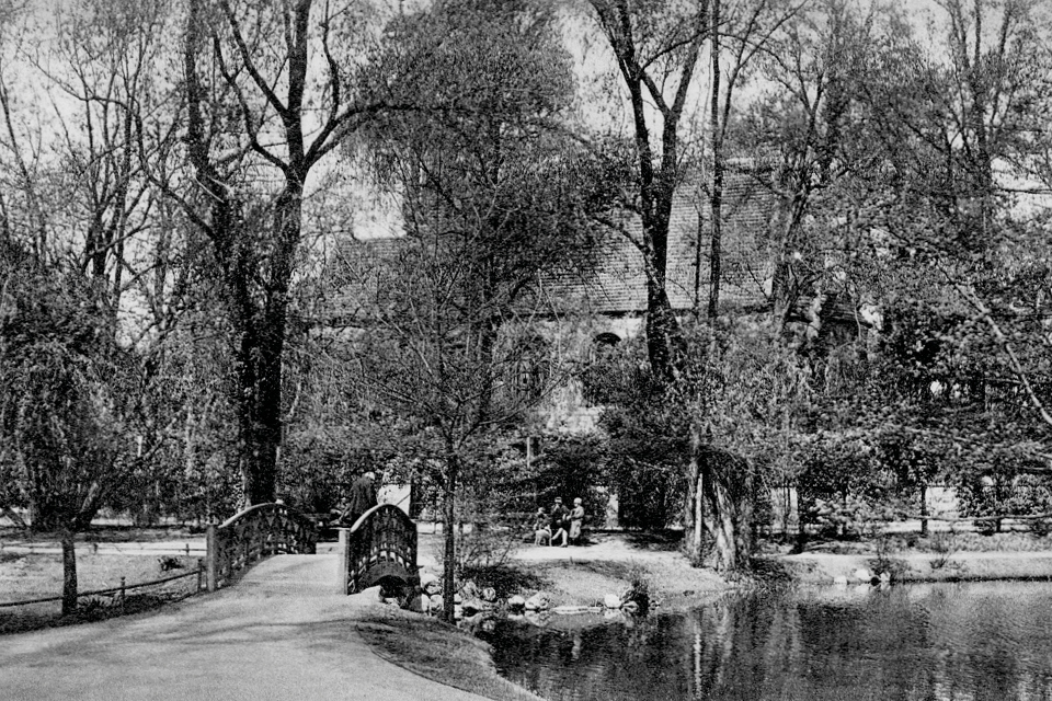 Die herbstliche Landschaft um 1929 gibt den Blick über den Klarensee zur Kirche frei. © Museen Tempelhof-Schöneberg/Archiv, Postkarte: Photographie und Verlag Conrad
Junga