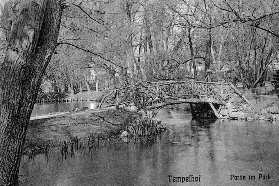 1911 führte eine Holzbrücke über den Klarensee. © Museen Tempelhof-Schöneberg/Archiv, Postkarte: Verlag A. Pries