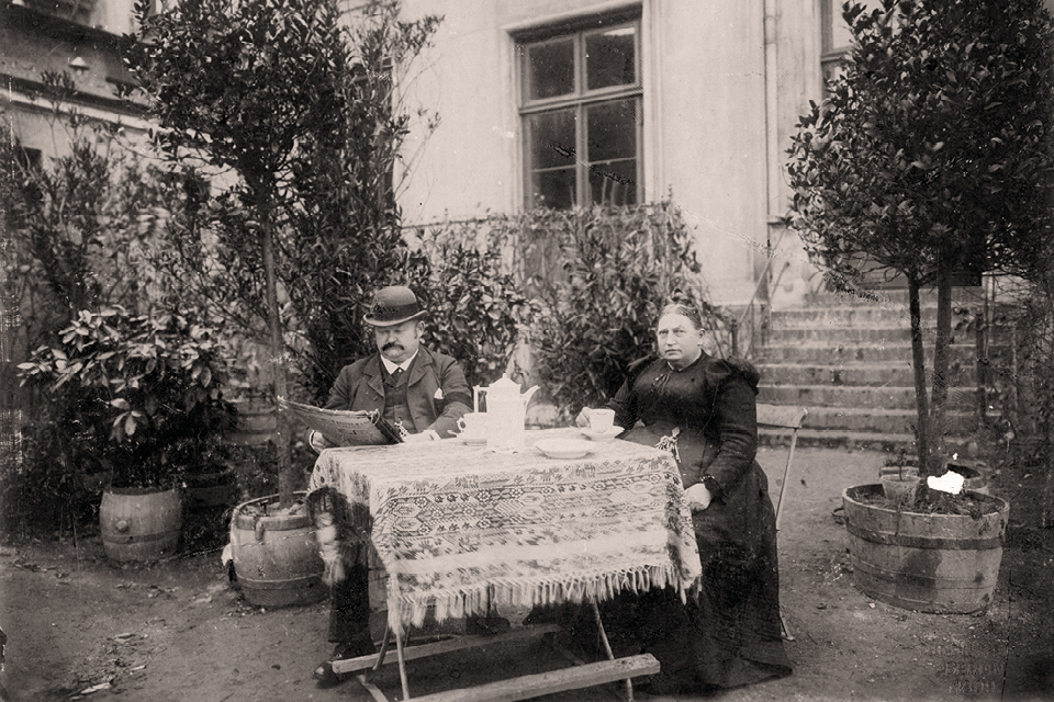 Auguste Kreideweiß mit ihrem Sohn Max im Garten des Restaurants 1899. © Museen Tempelhof-Schöneberg/Archiv