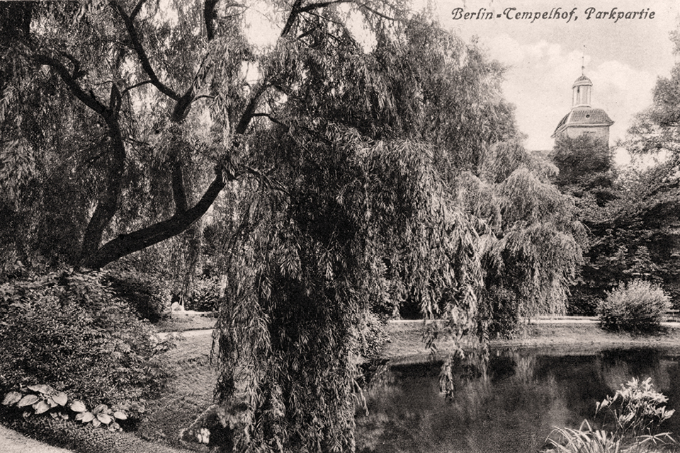 Eine Postkarte aus dem Verlag J. Goldiner zeigt den Lehnepark in Tempelhof 1926.
© Museen Tempelhof-Schöneberg/Archiv Kunstverlag J. Goldiner