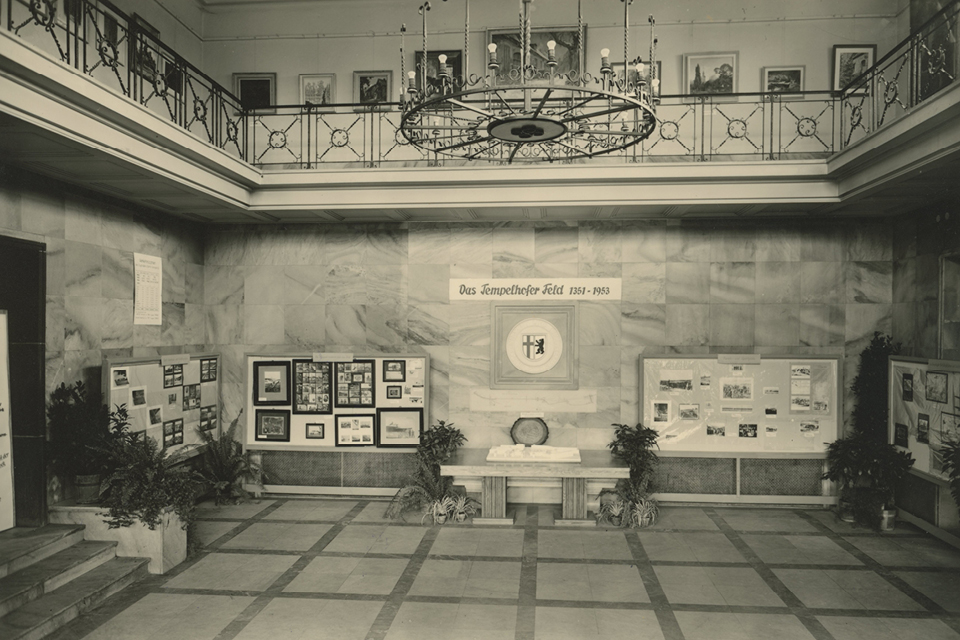 Heimatvereine nutzen die Räume des Rathauses für erste Ausstellungen, wie
hier 1953. © Museen Tempelhof-Schöneberg/Archiv