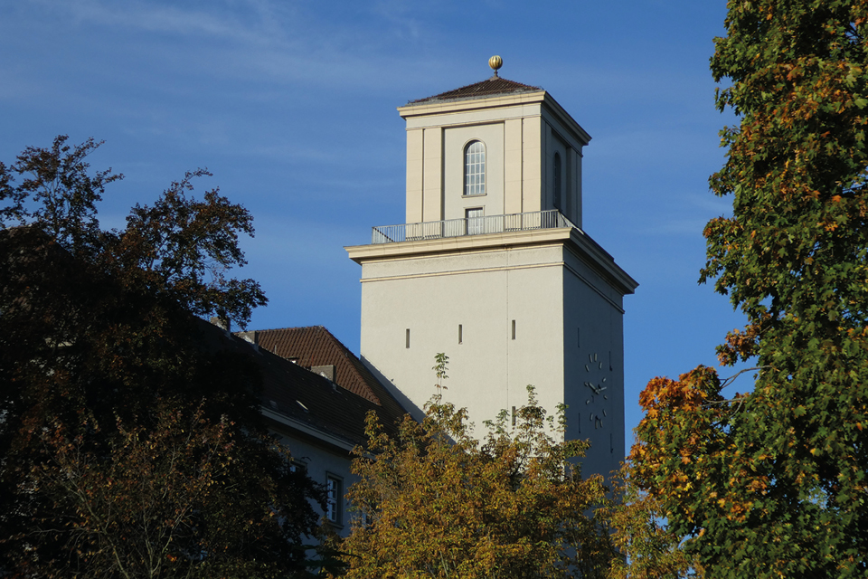 Der Rathausturm sticht aus dem Stadtbild heraus und ist weithin sichtbar. © museeon