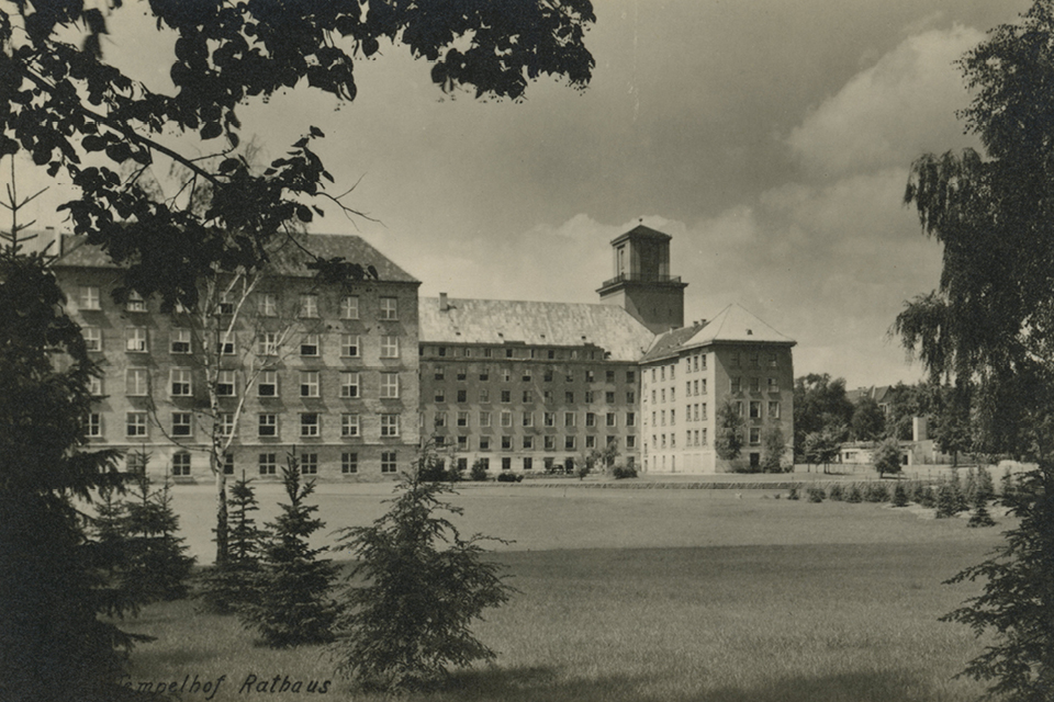 An unusual view of the city hall from Franckepark. © Museen Tempelhof-Schöneberg/archive, Willy Xaller