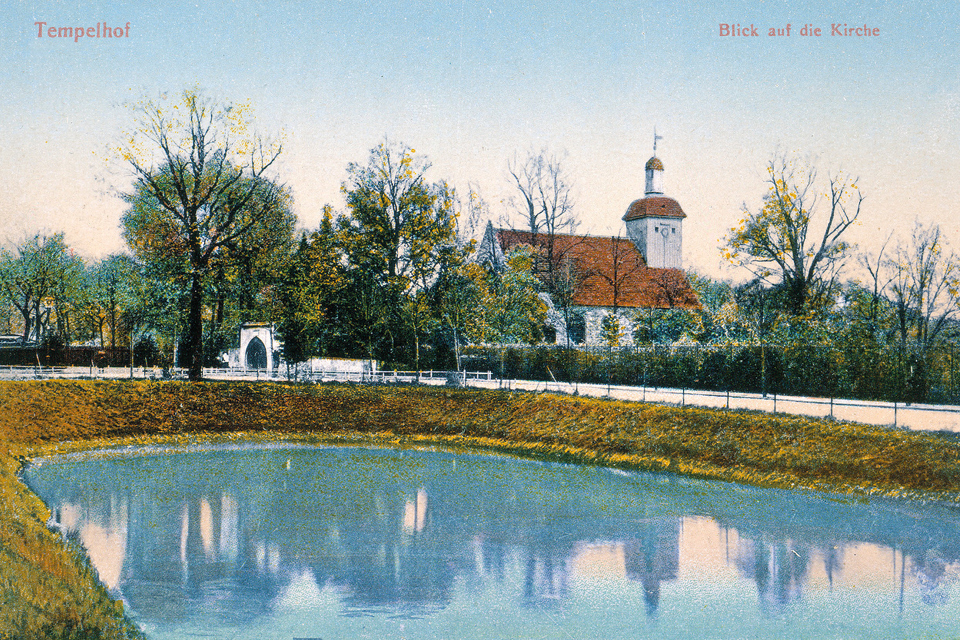 Blick auf die Dorfkirche Tempelhof mit den damals noch davor liegenden Grundpfuhl, wo heute der Reinhardtplatz liegt. © bpk / Dietmar Katz