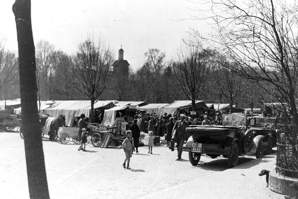 Markets were held on Reinhardtplatz in 1930. They resumed after the second world war. © Museen Tempelhof-Schöneberg/archive