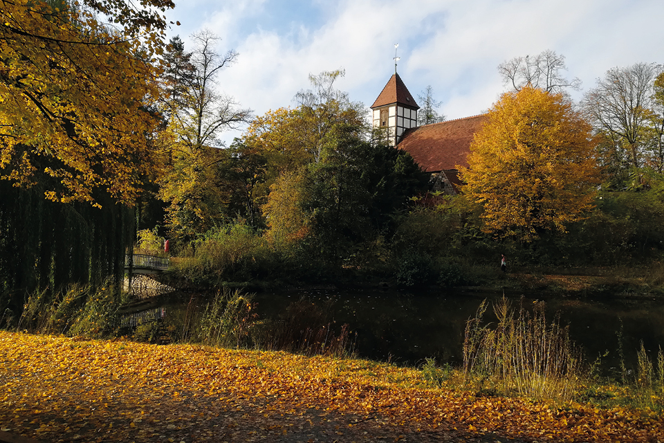 Blick vom Klarensee zur Dorfkirche heute. © museeon, Judith Bauernfeind