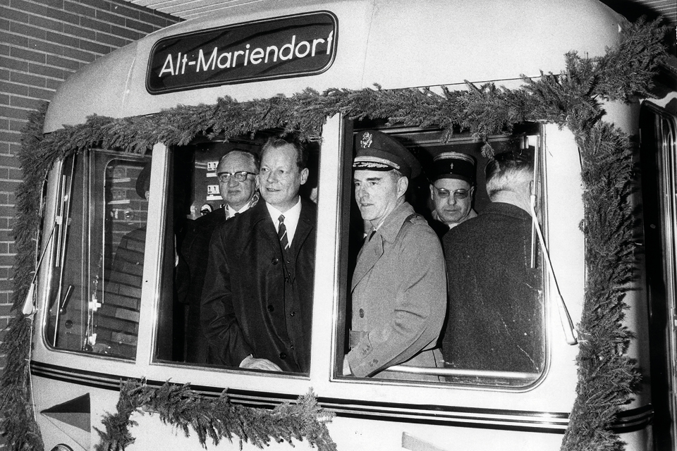 Willy Brandt on the first ride of the new U6 metro line connecting Alt-Tempelhof and Alt-Mariendorf. © ullstein Bild
