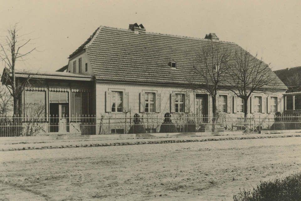 Das Bauernhaus Alt-Tempelhof 20, vorher Dorfstraße 27, war das alte Wohnhaus des Bredereckschen-2-Hufen-Bauerngutes. © Museen Tempelhof-Schöneberg/
Archiv, 1885