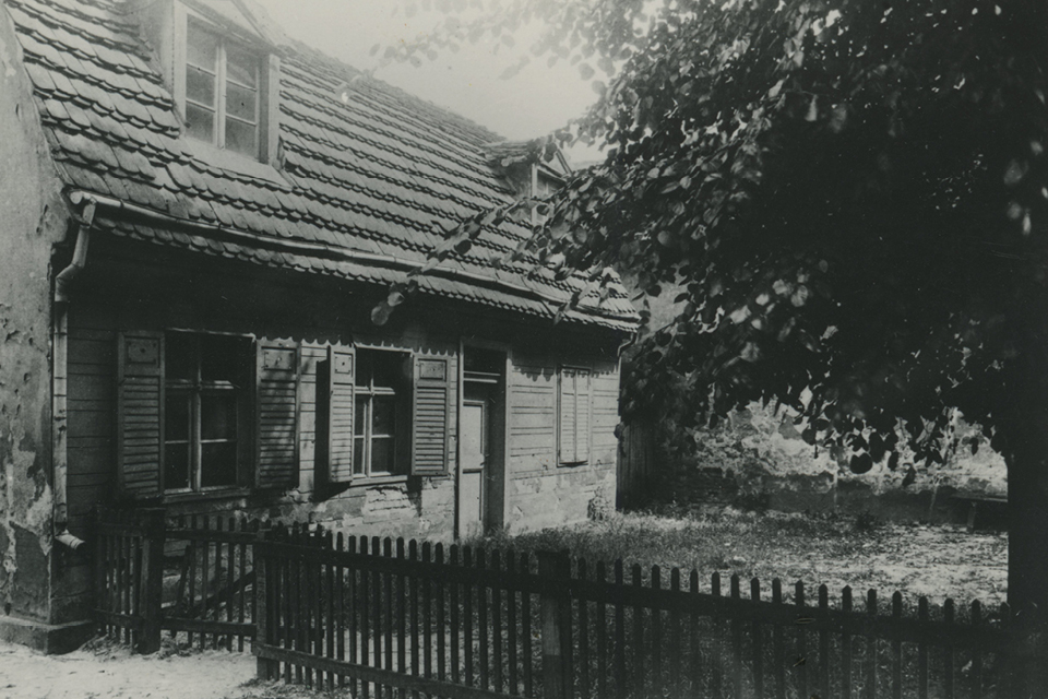 Das ehemalige Haus des Schulzen Fuhrmann um 1835, Alt-Tempelhof 2, wurde am 26.2.1945 zerstört. © Museen Tempelhof-Schöneberg/
Archiv