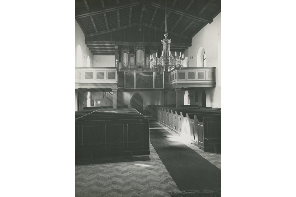 Der Blick vom Altarraum zum Eingang der Dorfkirche zeigt unter der Orgel den berühmten, dreiteiligen Katharinenaltar. © Museen Tempelhof-Schöneberg/Archiv, 1941
