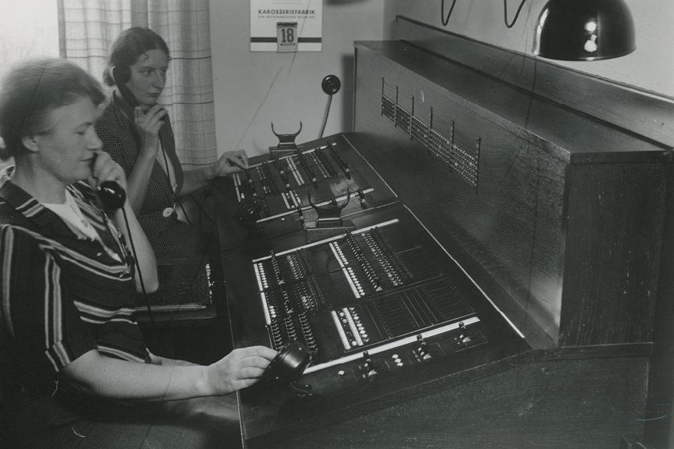 Im Jahr 1941 gibt es eine Fernsprechzentrale im Rathauses Tempelhof. Hier arbeiten Telefonistinnen an der Vermittlung. © Museen Tempelhof-Schöneberg/
Archiv, 1941