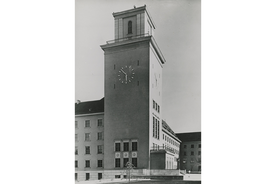 Der 41 Meter hohe Rathausturm markiert die Mitte Tempelhofs. © Museen Tempelhof-Schöneberg/Archiv, 1950